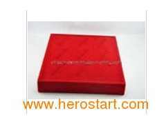 Red Bracelet Display Case in Wood图1