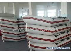 Inflatable boat with rigid floor图1
